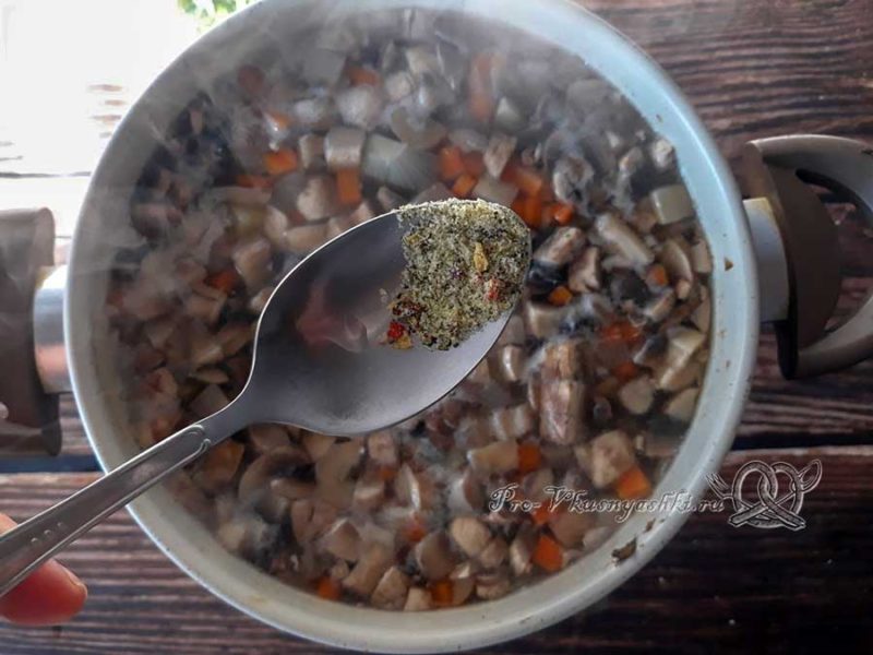Сырный суп-пюре с шампиньонами - добавляем соль и специи