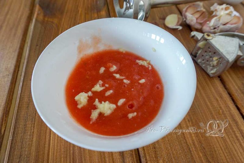 Вегетарианский борщ с фасолью - измельчаем томаты и чеснок