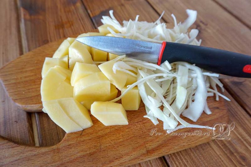 Вегетарианский борщ с фасолью - нарезаем картофель и капусту