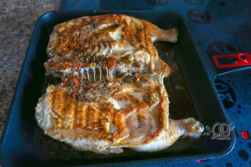 Цыпленок табака на сковороде гриль - обжариваем цыпленка с другой стороны