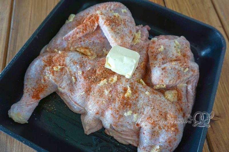 Цыпленок табака на сковороде гриль - посыпаем цыпленка специями