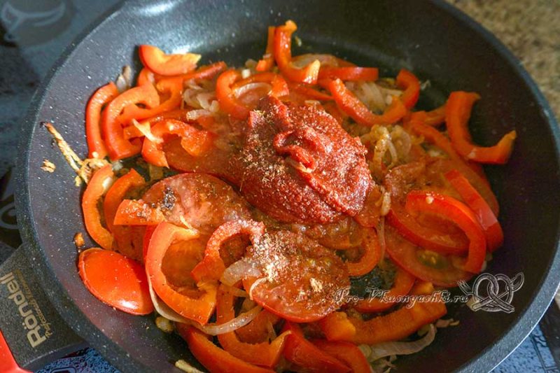 Шакшука по-израильски - добавляем томатную пасту