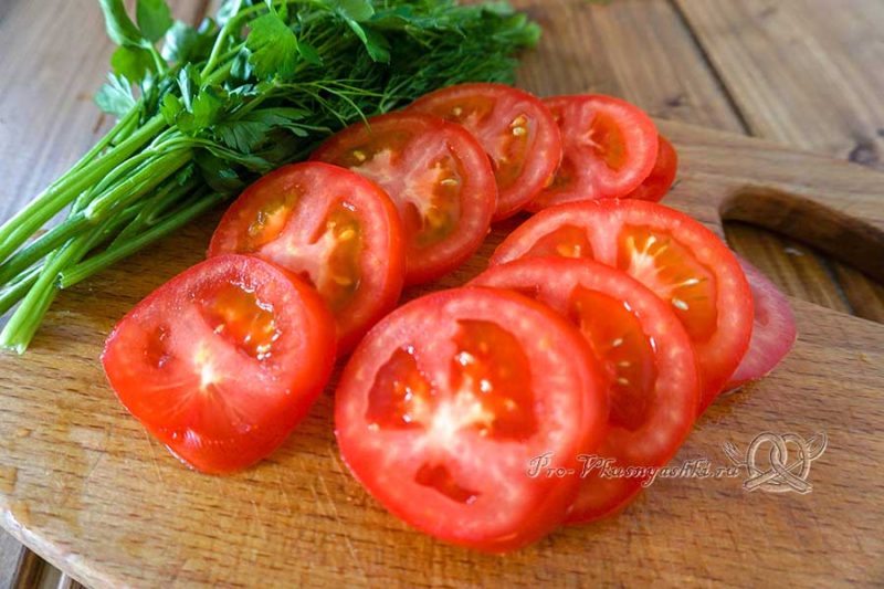 Шакшука по-израильски - нарезаем томаты
