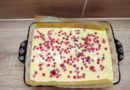 Домашние ванильные пирожные - выкладываем начинку на бисквит