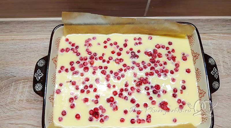 Домашние ванильные пирожные - выкладываем начинку на бисквит