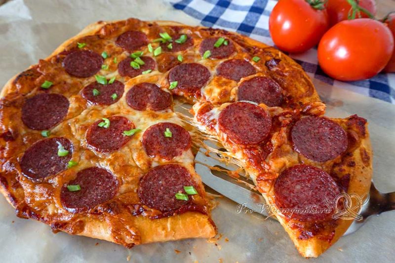 Домашняя пицца салями - готовая пицца