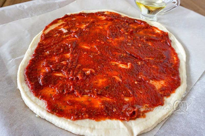 Домашняя пицца салями - смазываем тесто соусом