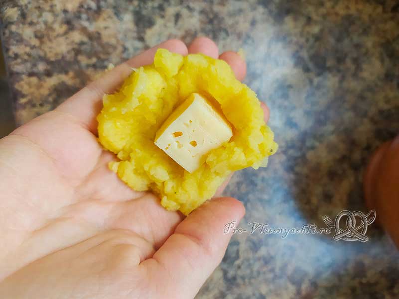 Картофельные шарики из пюре с сыром - помещаем сыр в картофель