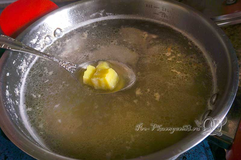 Куриный суп с клецками - добавляем картофель в суп