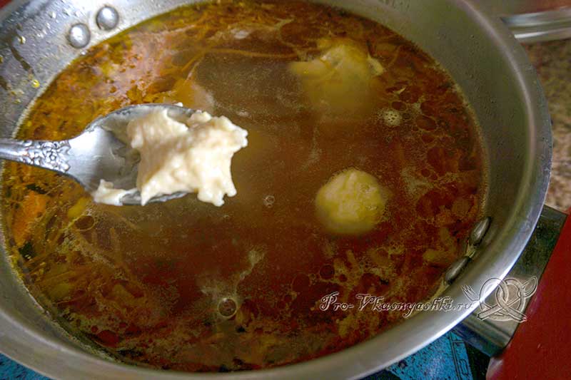 Куриный суп с клецками - добавляем тесто в суп
