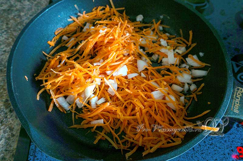 Куриный суп с клецками - обжариваем морковь и лук
