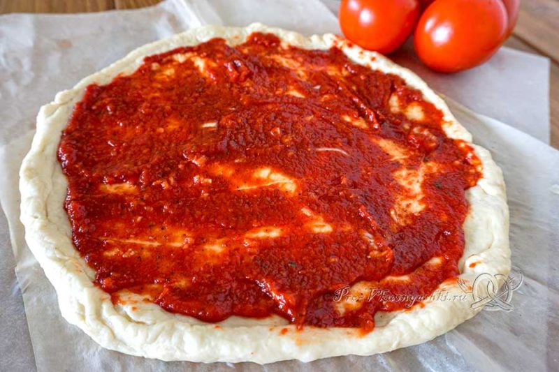 Пицца с салями и помидорами - смазываем соусом пиццу