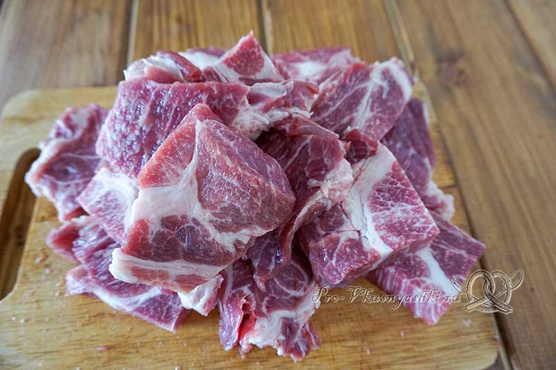 Шашлык из свинины с киви - нарезаем мясо