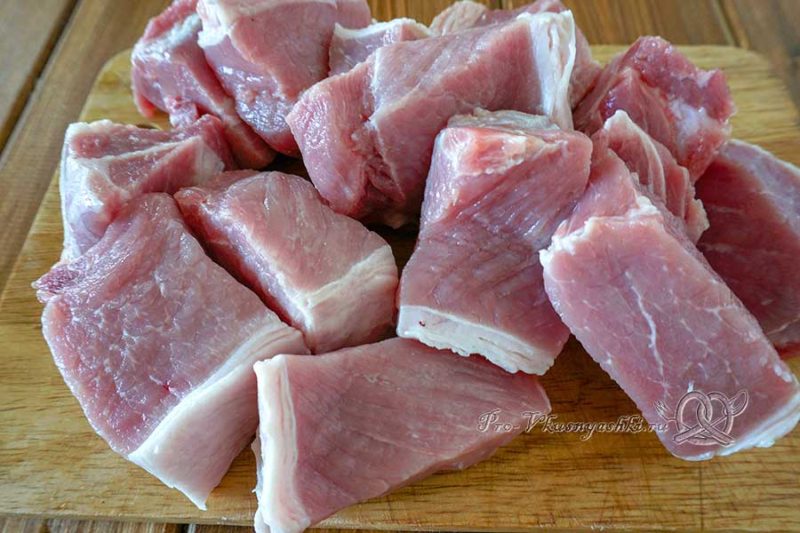 Шашлык из свинины с томатным маринадом - нарезаем мясо