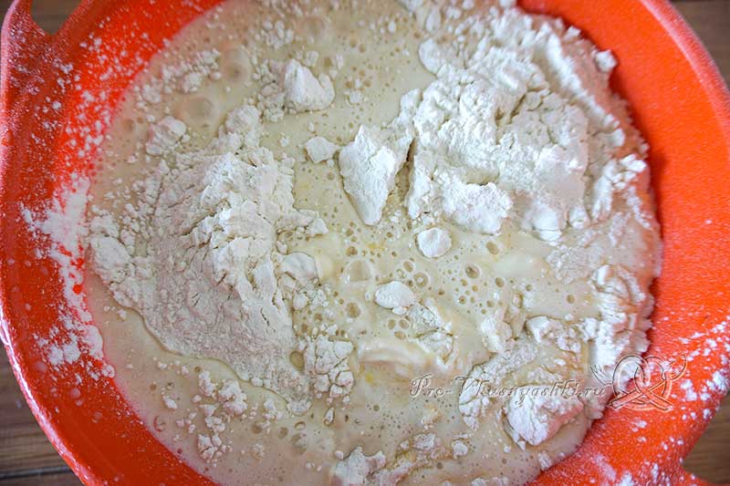 Тесто для пирожков дрожжевое на молоке - вливаем опару в муку