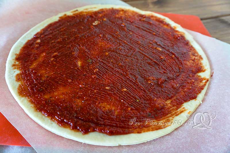 Домашняя грибная пицца с шампиньонами - смазываем тесто соусом