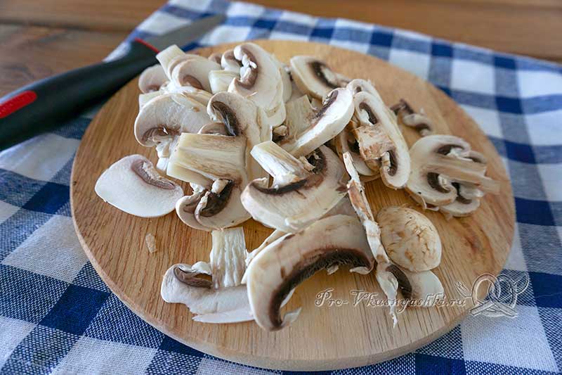Запеканка из кабачков с грибами в духовке - измельчаем грибы