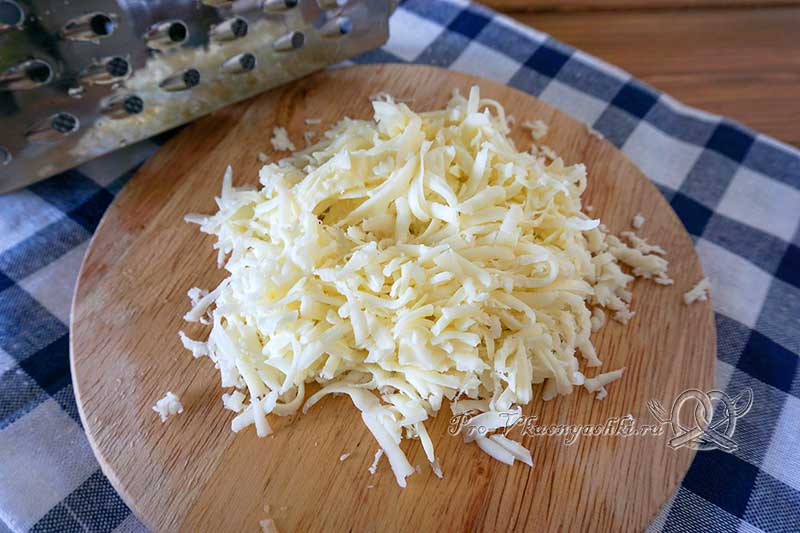 Запеканка из кабачков с грибами в духовке - натираем сыр
