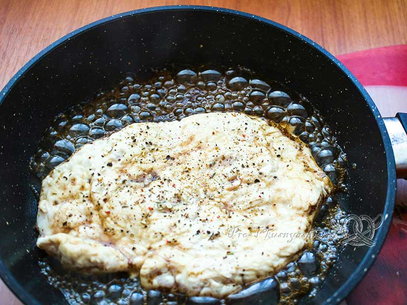 Куриное филе в гранатовом соусе на сковороде - обжариваем мясо