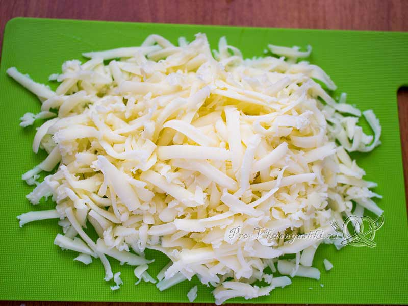 Капустная запеканка с фаршем в духовке - натираем сыр