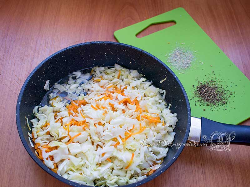 Капустная запеканка с фаршем в духовке - обжариваем капусту с морковью
