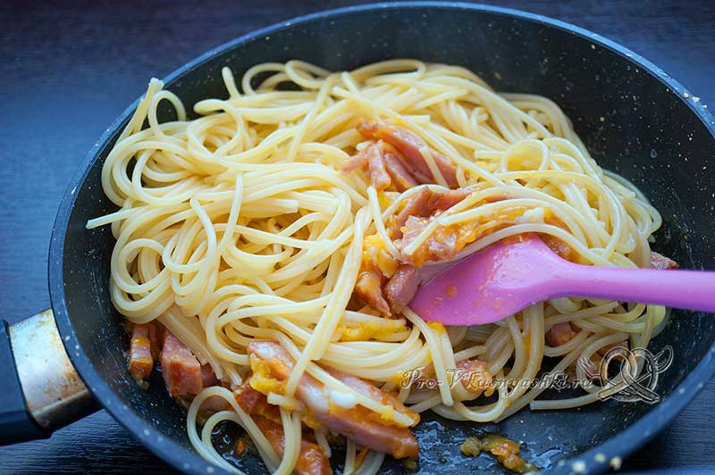 Паста карбонара с ветчиной без сливок - добавляем спагетти в зажарку