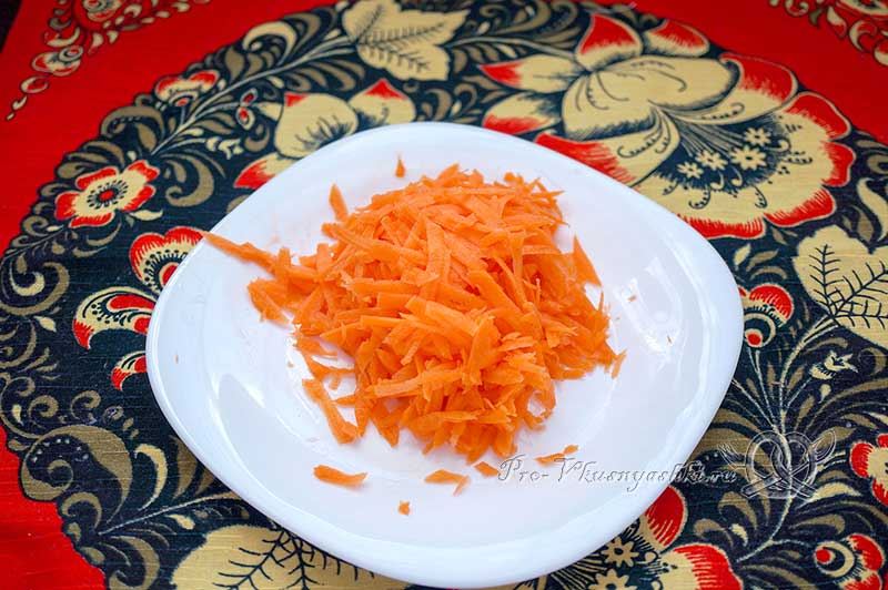 Салат из квашеной капусты с клюквой, яблоками, морковью и луком - натираем морковь