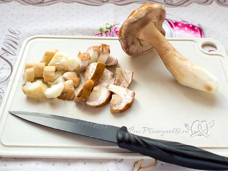 Суп из свежих белых грибов с картофелем и манной крупой - нарезаем грибы