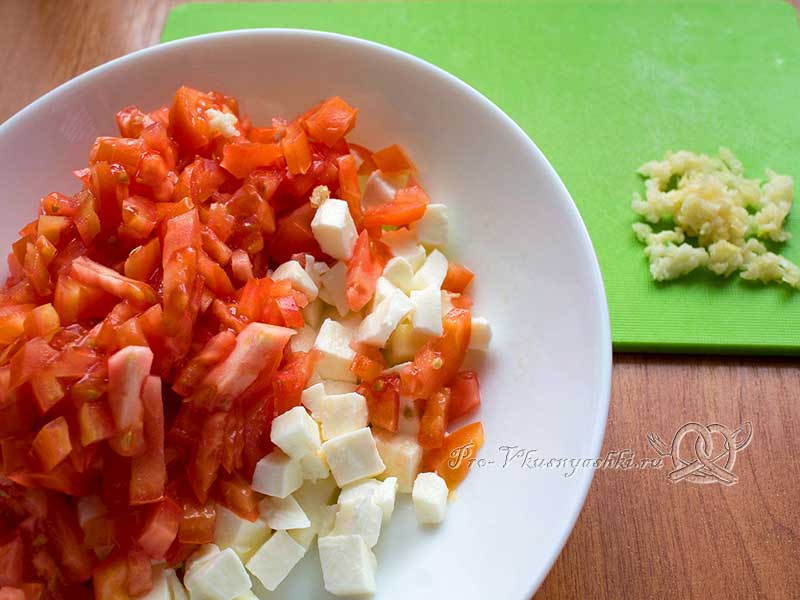 Салат с сыром Моцарелла и помидорами - смешиваем помидоры с сыром
